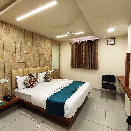 Hotel Kinara Ахмедабад Экстерьер фото